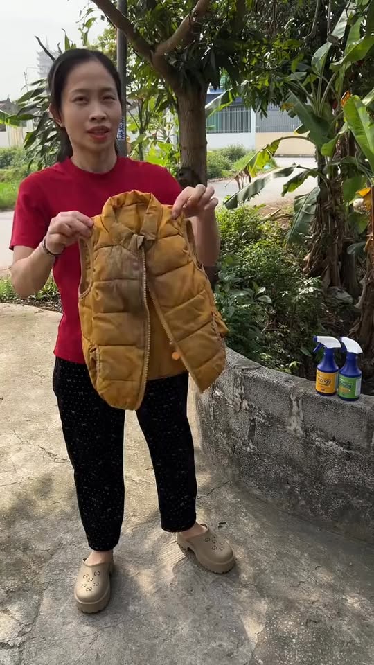 [🆕🇻🇳] Lê Hồng – Tốt nghiệp tại Học viện Yoga Việt Nam 🧘 Top1Yoga 🤸🏻‍♀️ Quần áo mốc thì các bác cứ mua em này cho em nhé e đã dùng test thử cho các bác rồi. Nó k có mùi nồng nặc mà lại rất sạch nha . , shares-0✔️ , likes-53❤️️ , date-2025-12-19 17:06:05🇻🇳🇻🇳🇻🇳📰🆕