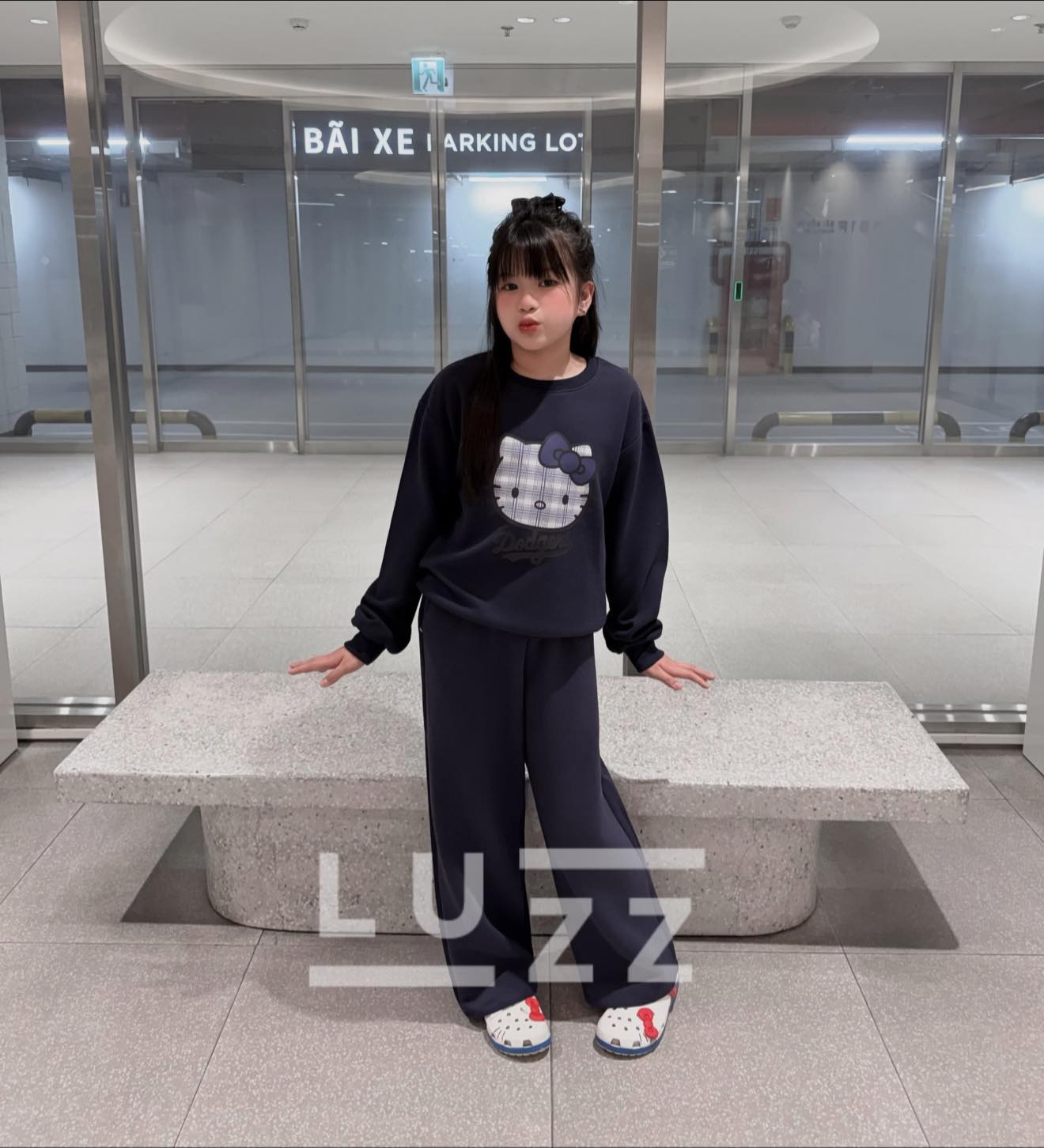 [🆕🇻🇳] LinhLuzz Shop – Thời Trang Trẻ Em – Chuyên Thời Trang – Phụ Kiện trendy dành cho các bé 🧑‍🧒❤️️👶⭐️  Gió mùa về – Bé mặc gì vừa ấm vừa xinh để đón năm mới? 

Set nỉ Hello Kitty siêu cưng nhà LinhLuzz đã lên kệ rồi đây mẹ ơi!
Chỉ cần mặc vào là thấy không  , shares-1✔️ , likes-26❤️️ , date-2025-12-30 04:24:17🇻🇳🇻🇳🇻🇳📰🆕