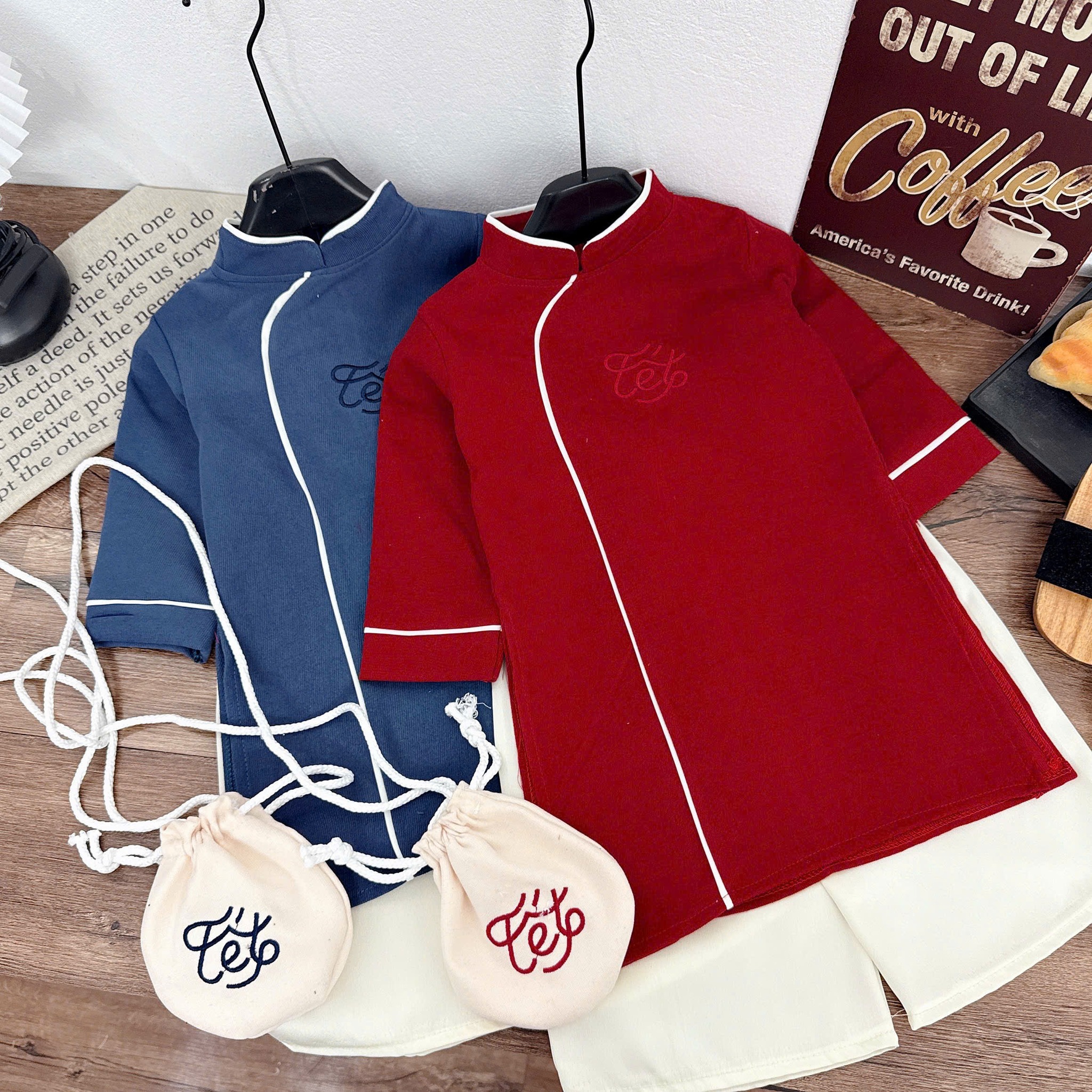 [🆕🇻🇳]  Cherry Shop thời trang bé gái – Bán đồ bộ trẻ em bé trai 🧑‍🧒❤️️👶⭐️  SET LEN ĐỎ – XINH HẾT NẤC 

Mẹ ơi, set này đẹp xuất sắc luôn nha!
Áo len đỏ nổi bật – ấm áp – mềm mịn, phối chân váy đen sang chảnh, bé mặc lên auto xinh  , shares-0✔️ , likes-0❤️️ , date-2025-12-25 15:53:10🇻🇳🇻🇳🇻🇳📰🆕