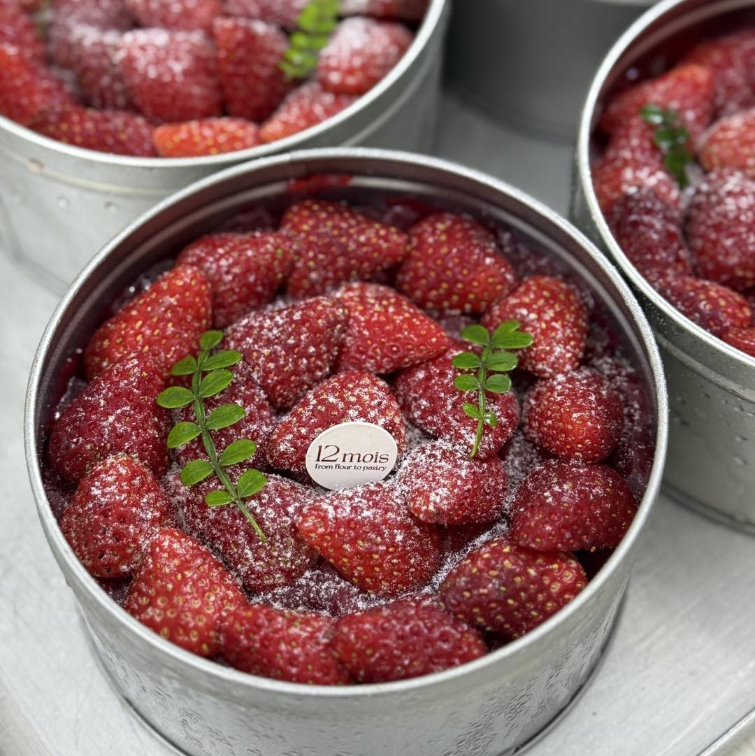 [☕️🇻🇳] 12 mois pâtisserie  🥤 Top1Coffee ☕️ 𝐓𝐢𝐫𝐚𝐦𝐢𝐬𝐮 𝐃â𝐮 𝐇𝐚𝐧𝐚
Có lẽ đây là một phiên bản tiramisu nhẹ nhàng, nữ tính nhất  

Mùa dâu hana đã đến 12 mois tiếp tục cho chiếc  , shares-1✔️ , likes-1❤️️ , date-2025-12-27 17:36:01🇻🇳🇻🇳🇻🇳📰🆕