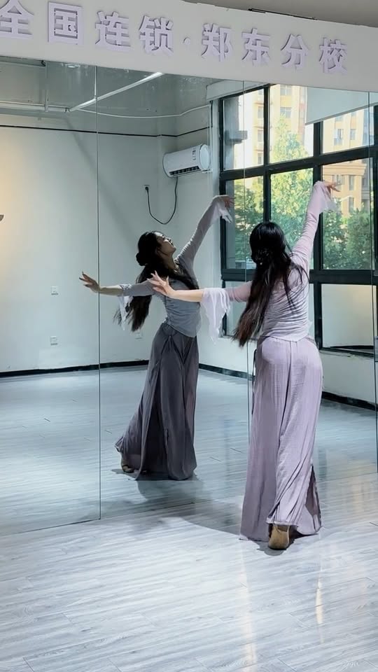 [🆕🇻🇳] JEUNE – Online shop based in Vietnam 👕 Top1Fashion 👗  JEUNE làm mới trải nghiệm về chiếc Trench Coat bằng cách tập trung tuyệt đối vào phom dáng tinh giản. Không cần những chi tiết cầu kỳ để gây chú ý, thiết k , shares-2✔️ , likes-14❤️️ , date-2025-12-25 22:12:15🇻🇳🇻🇳🇻🇳📰🆕