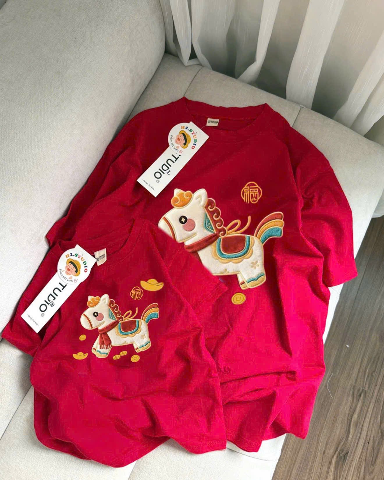 [🆕🇻🇳] Miley Shop – chuyên hàng order QC loại 1-Hàng xuất dư, cover cho pé 🧑‍🧒❤️️👶⭐️ EM UPDATE LÀM FULL BẢNG CÂN CẢ GIA ĐÌNH
Cái màu nhức cái nách luôn 
Phông mẹ con diện siu xinh. Hoạ tiết ngựa 2026 đâyyy, siu đẹp ạ
Chất coton co giãn 4c m , shares-0✔️ , likes-2❤️️ , date-2025-12-24 19:09:53🇻🇳🇻🇳🇻🇳📰🆕