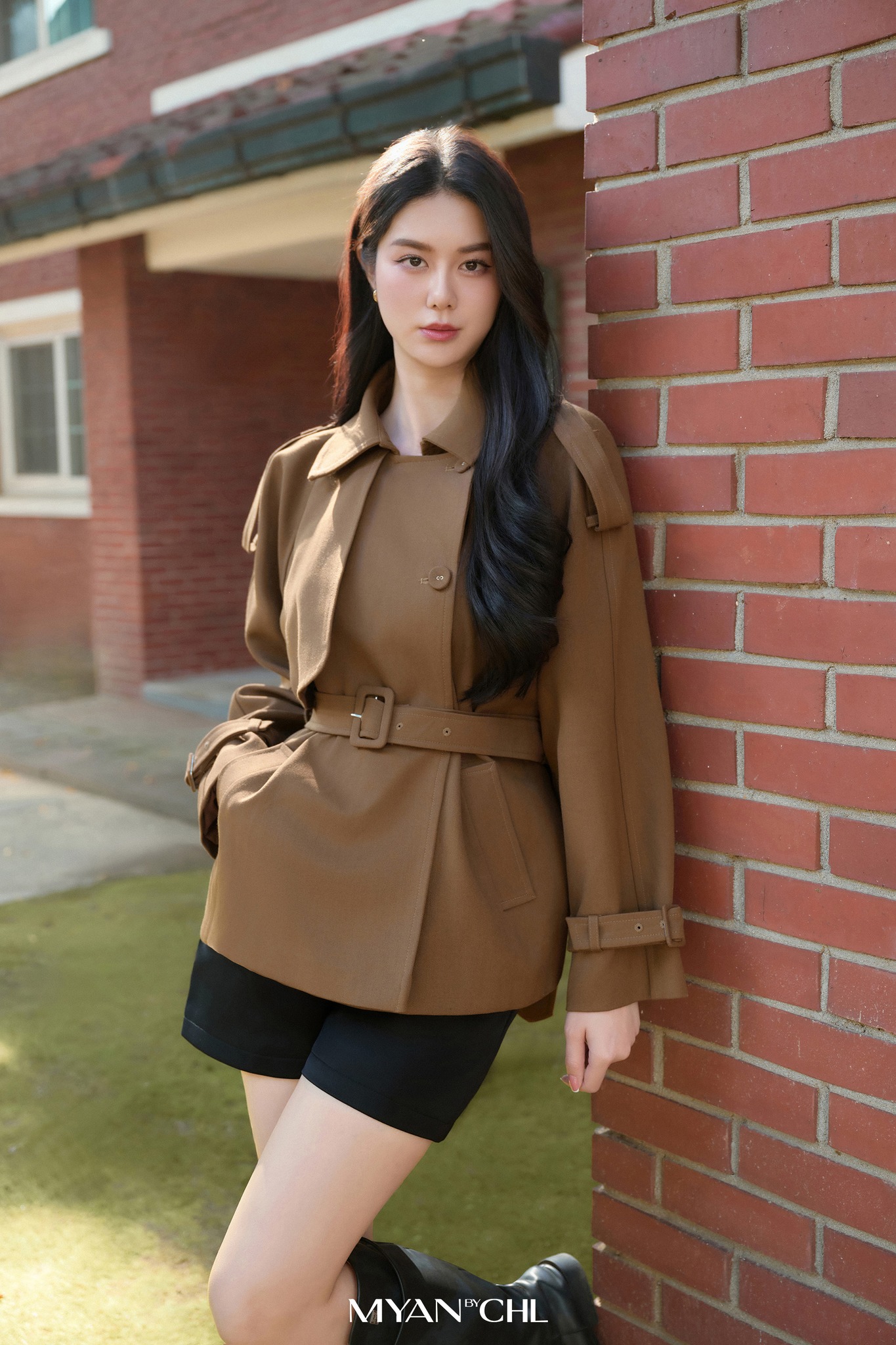 [🆕🇻🇳] MYAN by CHL – No need to stand out, But must be remembered  [🆕Top1Vietnam🇻🇳] 👕 Top1Fashion 👗  𝐍𝐞𝐰 𝐒𝐡𝐨𝐫𝐭 𝐓𝐫𝐞𝐧𝐜𝐡 𝐂𝐨𝐚𝐭

MYAN làm mới dáng trench cổ điển theo tinh thần gọn gàng và hiện đại hơn cho mùa Đông với thiết kế áo trench coat dáng ngắn. 

Chất  , shares-2✔️ , likes-2❤️️ , date-2026-01-04 03:08:59🇻🇳🇻🇳🇻🇳📰🆕