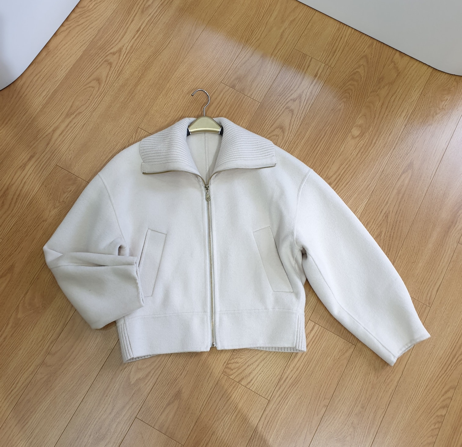 [🆕🇻🇳] EU – STORE 👕 Top1Fashion 👗  Dạ khâu tay dáng bomber cho các c thích sự trẻ trung,cá tính đây ạ
Freesize,1 màu trắng kem
 , shares-0✔️ , likes-8❤️️ , date-2025-12-31 19:08:03🇻🇳🇻🇳🇻🇳📰🆕