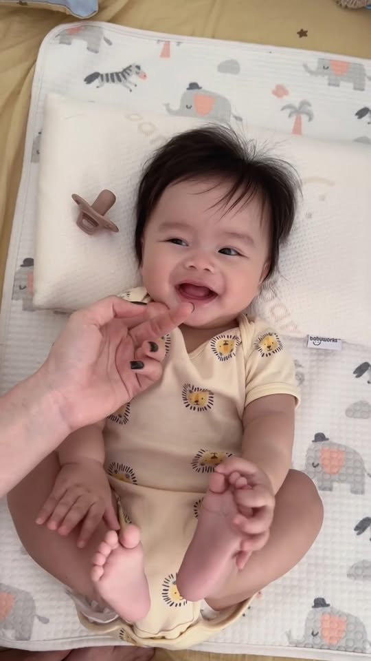 [🆕🇻🇳] BabyWorks – Sản phẩm cho mẹ bầu và em bé từ Canada 🧑‍🧒❤️️👶⭐️  NGỦ YÊN ≠ NGỦ ĐÚNG

Có những giấc ngủ trông rất yên. Nhưng bên trong là cả một hệ nâng đỡ đang làm việc 

 Gối ngủ thoáng khí Babyworks được thiết kế để đ , shares-0✔️ , likes-0❤️️ , date-2026-01-04 02:01:20🇻🇳🇻🇳🇻🇳📰🆕