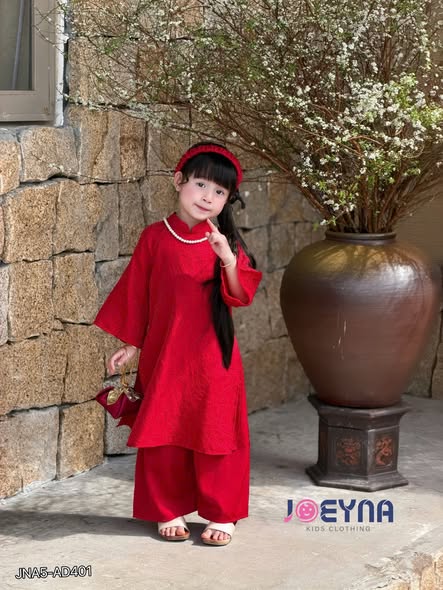 [🆕🇻🇳]  Bu baby wear Vietnam-Thời trang trẻ em cao cấp 🧑‍🧒❤️️👶⭐️ 𝐒𝐄𝐓 𝐀́𝐎 𝐃𝐀̀𝐈 Đ𝐎̉ 𝐃𝐈𝐄̂̃𝐌 𝐗𝐔𝐀̂𝐍
Chất liệu: áo dài lụa gấm vân phối với quần lụa cao cấp bồng bềnh
Thiết kế: áo dài cách tân đẹp mắt điệu đà bé nào mặc cũng r , shares-0✔️ , likes-0❤️️ , date-2025-12-31 21:14:53🇻🇳🇻🇳🇻🇳📰🆕