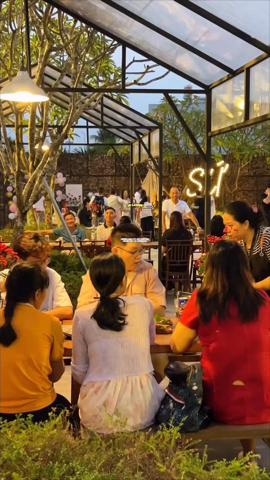 [☕️🇻🇳] Khóm Coffee & Tea 🥤 Top1Coffee ☕️ Cuối năm là lúc cả team cần một buổi gặp gỡ thật đúng nghĩa.

Không gian đủ rộng để sum họp, đủ ấm để kết nối và đủ chỉn chu cho , shares-0✔️ , likes-6❤️️ , date-2025-12-31 02:00:06🇻🇳🇻🇳🇻🇳📰🆕