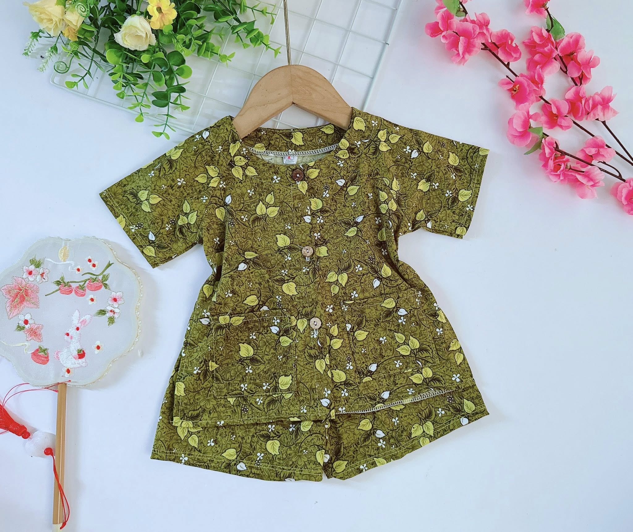 [🆕🇻🇳] Duy khang shop – Shop chuyên mua bán quần áo trẻ em giá rẻ 🧑‍🧒❤️️👶⭐️ Bà Ba bà ngoại phiên bản nhí
Chất vải thun aty co giãn mềm mát
Bé 8 đến 17 ký 
35k 1 bộ
 , shares-4✔️ , likes-95❤️️ , date-2026-01-01 02:39:21🇻🇳🇻🇳🇻🇳📰🆕