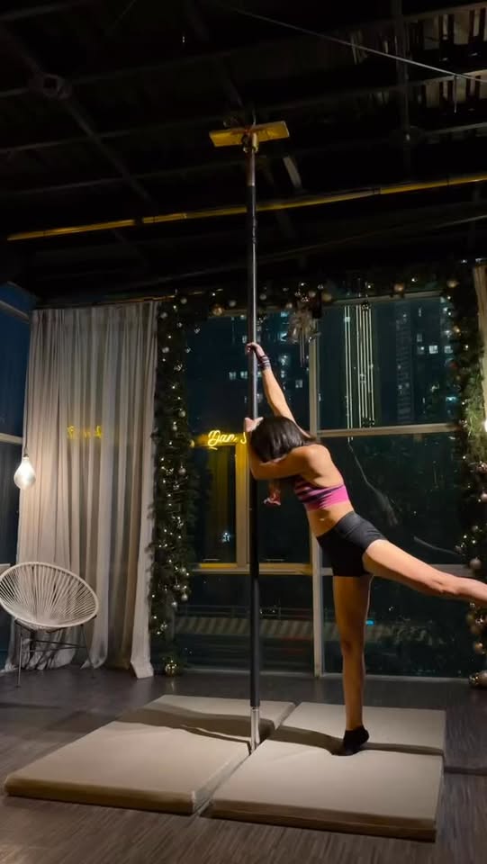 [🆕🇻🇳] Dan Poledance Studio  🧘 Top1Yoga 🤸🏻‍♀️ Học viên nhà Dan feel the beat
 Không ai mạnh mẽ ngay từ đầu. Rồi bạn sẽ múa cột được thôi — chỉ cần bắt đầu hành trình luyện tập, và kiên trì bền bỉ theo  , shares-0✔️ , likes-2❤️️ , date-2026-01-01 03:31:58🇻🇳🇻🇳🇻🇳📰🆕