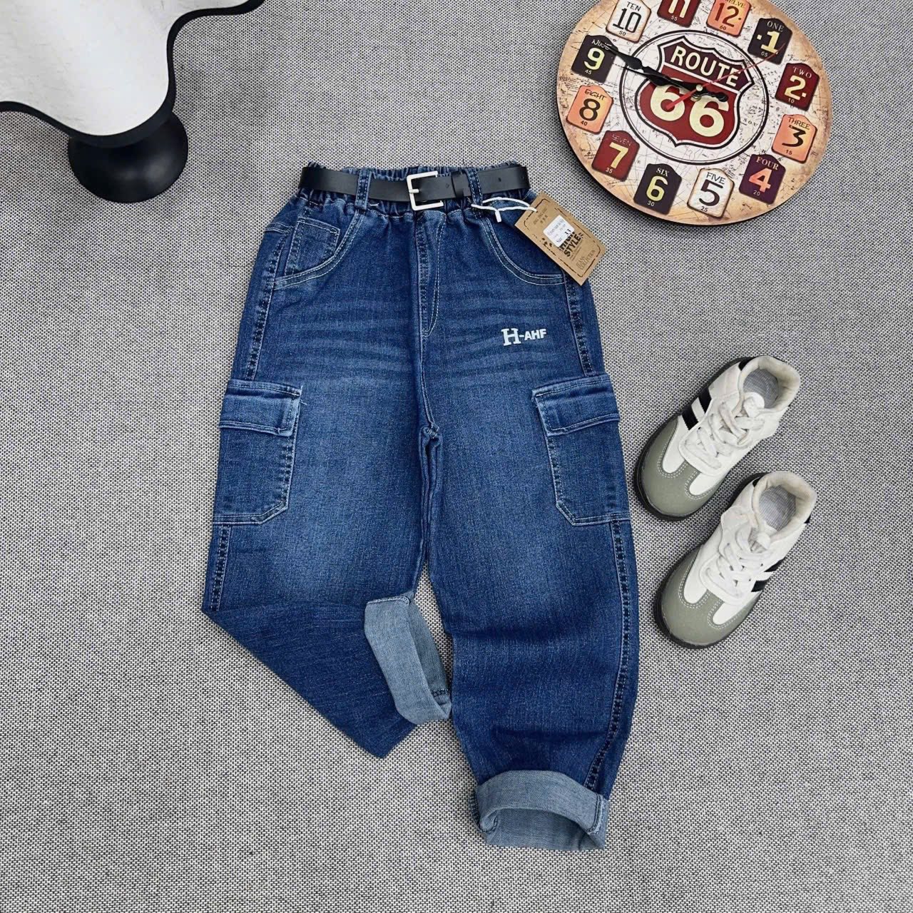 [🆕🇻🇳] Tổng Kho Kim Thuỷ – Chuyên bán buôn quần áo trẻ em, mẫu mã phong phú, chất lượng 🧑‍🧒❤️️👶⭐️ Quần jean hộp bé trai ạ.
Đẹp nha các chị.
Jean wash mềm- cạp giãn- bò giãn ạ
R5 quần
75k
 , shares-1✔️ , likes-1❤️️ , date-2026-01-01 22:40:01🇻🇳🇻🇳🇻🇳📰🆕