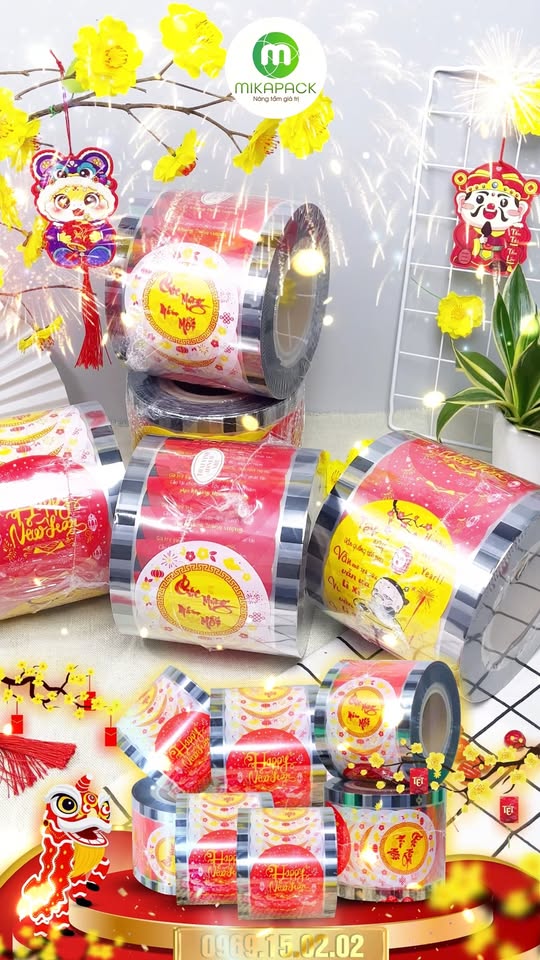 [🆕🇻🇳] In Ấn Mikapack – chuyên in ấn các loại bao bì 🎨 Top1Designs ✨  Màng ép ly Tết in sẵn, mẫu mã đa dạng
– Họa tiết Tết tươi vui, mang ý nghĩa may mắn – phát tài – sum vầy
– Đóng gói: 12 cuộn/thùng
– Trọng lượng: 1.9kg/cuộ , shares-0✔️ , likes-18❤️️ , date-2025-12-29 15:25:55🇻🇳🇻🇳🇻🇳📰🆕