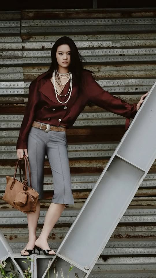[🆕🇻🇳] Reina – Thiết kế & Thời trang 👕 Top1Fashion 👗  Sự đối lập thể hiện rõ nét qua sắc Dark Maroon ấm áp & tone Cool Gray điềm tĩnh, form Relaxed Boxy Fit từ thiết kế 𝐁𝐨𝐱𝐲 𝐉𝐚𝐜𝐤𝐞𝐭 & 𝐄𝐥𝐦𝐢𝐫𝐞 𝐂𝐚𝐩𝐫𝐢 𝐒𝐥𝐢𝐦-𝐋𝐞𝐠 𝐏𝐚𝐧𝐭 , shares-0✔️ , likes-3❤️️ , date-2025-12-31 17:00:31🇻🇳🇻🇳🇻🇳📰🆕