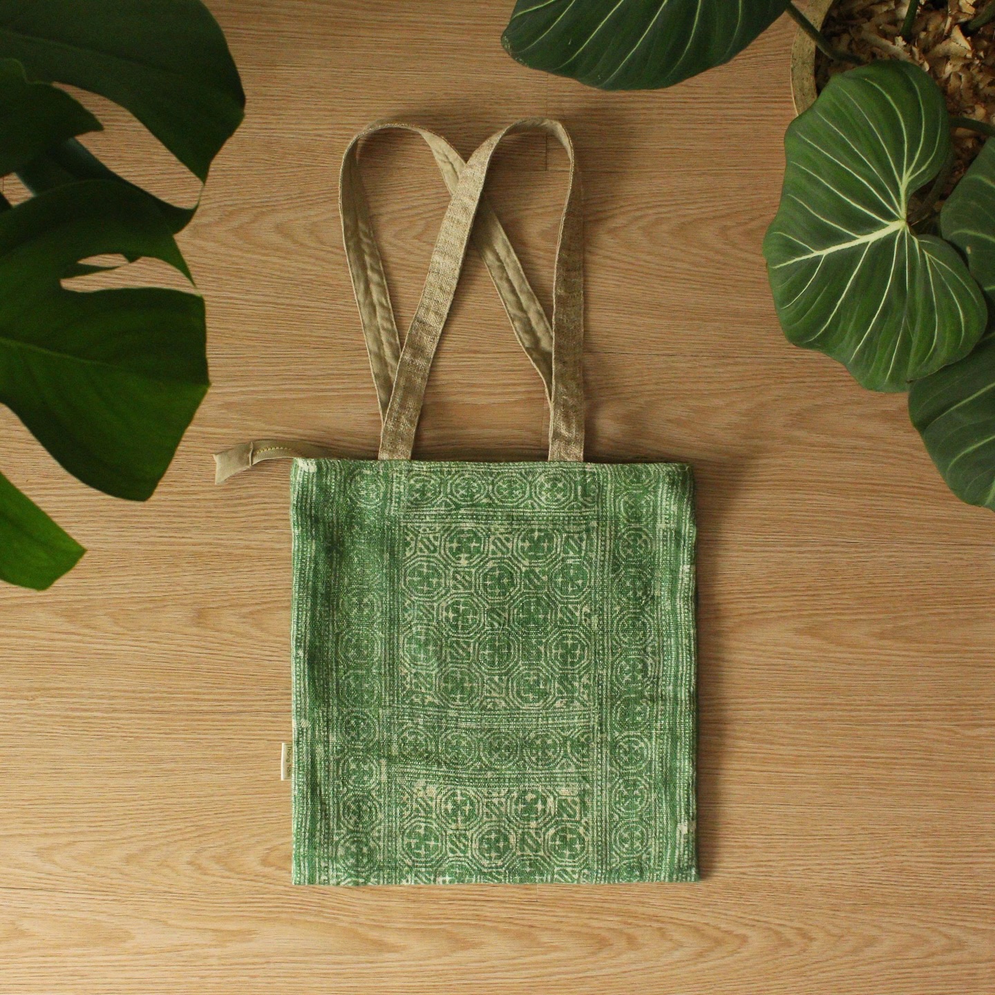 [🆕🇻🇳] Tiệm may Tháng Năm 👕 Top1Fashion 👗  Túi vải lanh vẽ sáp ong 
Túi được may 2 lớp dày dặn (lớp trong vải Linen) có khoá kéo để đồ an toàn

Kích cỡ: N34 x C36

P/s: Vải lanh H’Mông thực chất là  , shares-0✔️ , likes-1❤️️ , date-2025-12-31 23:30:47🇻🇳🇻🇳🇻🇳📰🆕