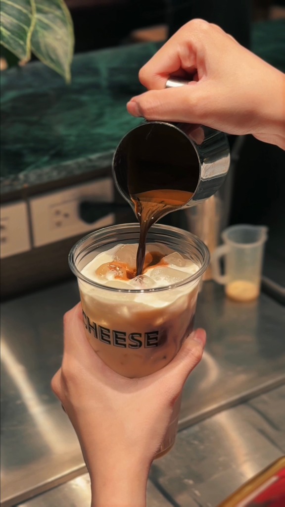 [☕️🇻🇳] Cheese Coffee 🥤 Top1Coffee ☕️ Đối với Cheese, 500 anh em chính là một phần không thể thiếu trong hành trình đầy đáng nhớ của năm 2025 vừa qua. Vậy đối với Hom , shares-1✔️ , likes-26❤️️ , date-2026-01-03 02:50:01🇻🇳🇻🇳🇻🇳📰🆕