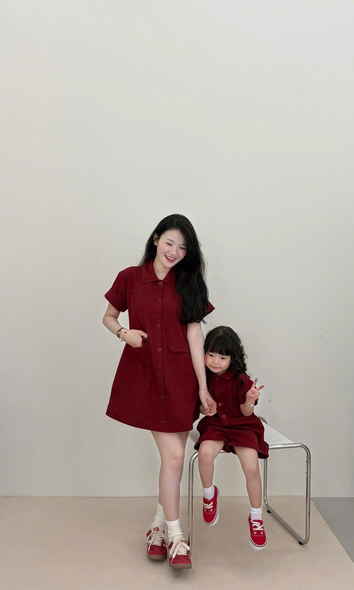 [🆕🇻🇳] MB Kids – Đồ Xinh Cho Bé – Gom order – Săn sale đồ xinh cho bé 🧑‍🧒❤️️👶⭐️ Đồ đôi 2 mẹ con diện Tết quá xịn lun ạ
Có jum cho bé rùi sắm thêm váy mẹ nữa đỉnh chóp các tyy ơiii 
Mng chốt sớm e trả trc Tết nha
 Bảng size bé #159k 
Si , shares-0✔️ , likes-0❤️️ , date-2026-01-04 16:39:07🇻🇳🇻🇳🇻🇳📰🆕