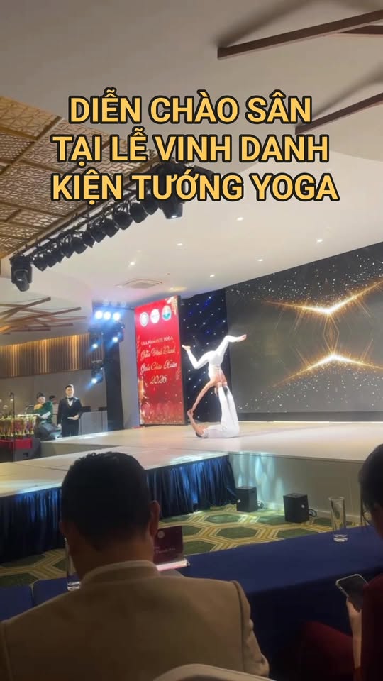 [🆕🇻🇳] Ngọc Ánh Yoga (Ánh Dharani Yoga)  🧘 Top1Yoga 🤸🏻‍♀️ Có những khoảnh khắc trên sân khấu,
Ánh không nghĩ mình đang biểu diễn,
mà chỉ đang tập – thở – và hiện diện.
Yoga với Ánh,
luôn bắt đầu và kết thúc như vậ , shares-0✔️ , likes-47❤️️ , date-2026-01-04 17:51:13🇻🇳🇻🇳🇻🇳📰🆕