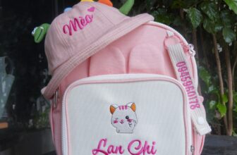 [🆕🇻🇳]  PHÊ SỮA KIDS – Thế giới của bé yêu – Chuyên THÊU theo yêu cầu các sản phẩm cho bé 🧑‍🧒❤️️👶⭐️ Chuẩn bị hành trang cho Bé yêu đến lớp nhất định phải có 2 thứ sau nha các Mẹ:
1. Balo THÊU TÊN bé Theo yêu cầu
2. Nón THÊU TÊN bé Theo yêu cầu

Các Mẹ hãy , shares-0✔️ , likes-55❤️️ , date-2026-01-08 03:58:33🇻🇳🇻🇳🇻🇳📰🆕