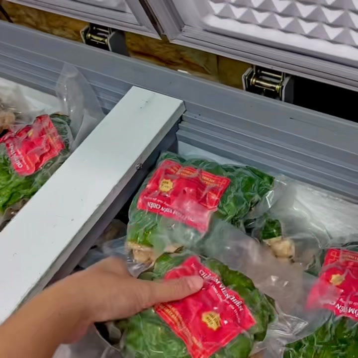 [🆕🇻🇳] Tiệm cô Ri – Chuyên phân phối sỉ – lẻ đặc sản vùng miền 🍔 Top1Food  🍜 Chả tôm viên chiên ! 
E Ri đã chiên sẵn! Về chỉ việc làm nóng lên là chiếnnnn! 
Đặc biệt  thịt tôm nguyên chất! K pha bột và phụ gia! 
160k/500gr
Tết này m , shares-0✔️ , likes-2❤️️ , date-2026-01-09 21:00:54🇻🇳🇻🇳🇻🇳📰🆕