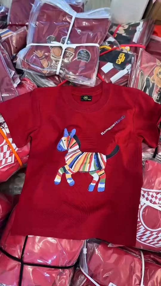 [🆕🇻🇳]  KK bébé Kids – Chuyên Hàng Thiết Kế Cho Mẹ&Bé 🧑‍🧒❤️️👶⭐️  Áo thun phiên bản family, diện tết hay valentine chuẩn bài lun ạ

Full màu set đen – trắng 
Áo  Full cac mau đen trắng – đỏ – xám – be – rêu – xanh lá – h , shares-0✔️ , likes-11❤️️ , date-2026-01-08 18:34:13🇻🇳🇻🇳🇻🇳📰🆕