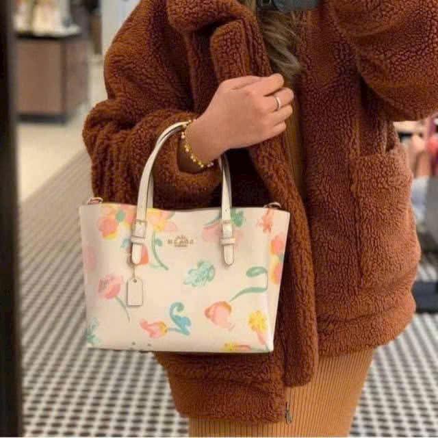 [🆕🇻🇳] THANH THÚY – hàng hiệu xuất khẩu 👕 Top1Fashion 👗  GIÁ 1tr050k

CACH MOLLIE TOTE 25 – Dreamy Land Floral Print 

 Code: C8217 – Hàng chuẩn fulltag, code 
 Made in Vietnam
 Hoạ tiết hoa mới nhất, nhẹ nhàng,  , shares-0✔️ , likes-1❤️️ , date-2026-01-09 19:33:14🇻🇳🇻🇳🇻🇳📰🆕