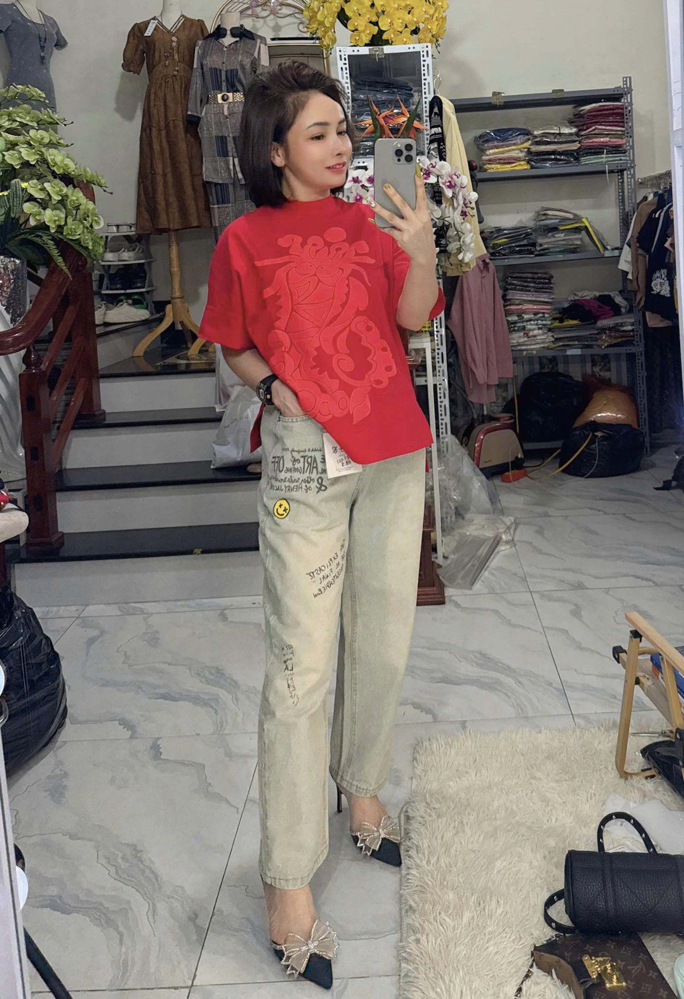 [🆕🇻🇳] M.GAO – Quần áo – Thương hiệu [🆕Top1Vietnam🇻🇳] 👕 Top1Fashion 👗  “Đầm Lụa Là” – vẻ đẹp mềm mại dành cho những ngày Tết nhẹ nhàng. Phom dáng suông thoải mái, tay dài kín đáo kết hợp cùng chất lụa rũ mềm mịn, mang đến cảm  , shares-0✔️ , likes-1❤️️ , date-2026-01-30 18:22:37🇻🇳🇻🇳🇻🇳📰🆕