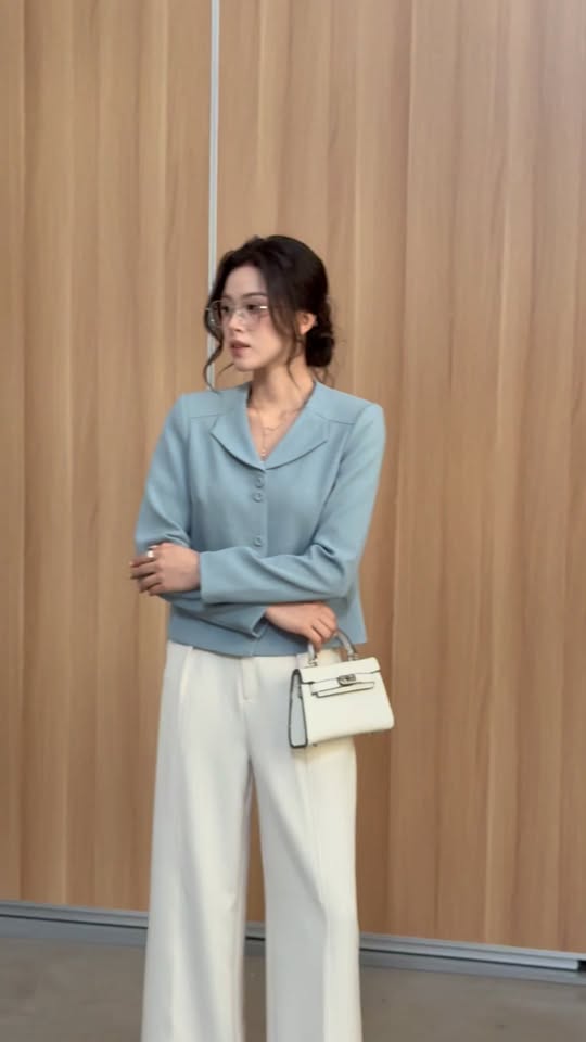 [🆕🇻🇳] Thời trang FIONA – Thương hiệu thời trang công sở cao cấp Việt  [🆕TOP1VIETNAM🇻🇳] 👕 Top1Fashion 👗  Áo vest gam xanh pastel blue nhẹ nhàng ghi dấu ấn bằng thiết kế cổ cách điệu ấn tượng, đủ để tạo điểm nhấn mà không làm mất đi vẻ thanh lịch vốn có.
—— , shares-0✔️ , likes-4❤️️ , date-2026-02-01 19:00:21🇻🇳🇻🇳🇻🇳📰🆕