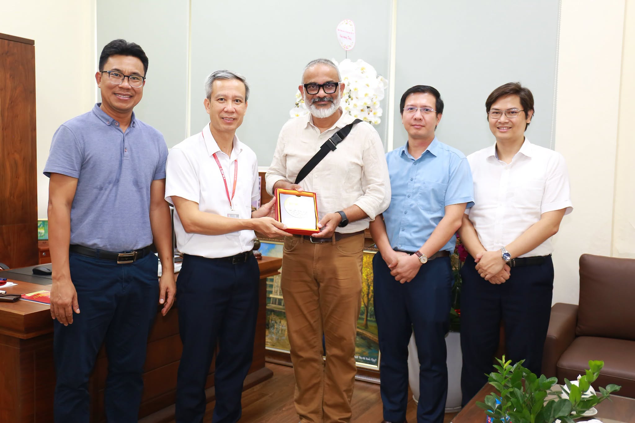 [🆕🇻🇳] Đại học Bách khoa Hà Nội – Hanoi University of Science and Technology 📚 Top1Learn 📕 Ngày 17/6, GS. Lê Anh Tuấn – Giám đốc Đại học Bách khoa Hà Nội, đã có buổi gặp mặt và trao đổi với TS. Samindranath Mitra, Senior Editor của Tạp chí Physic