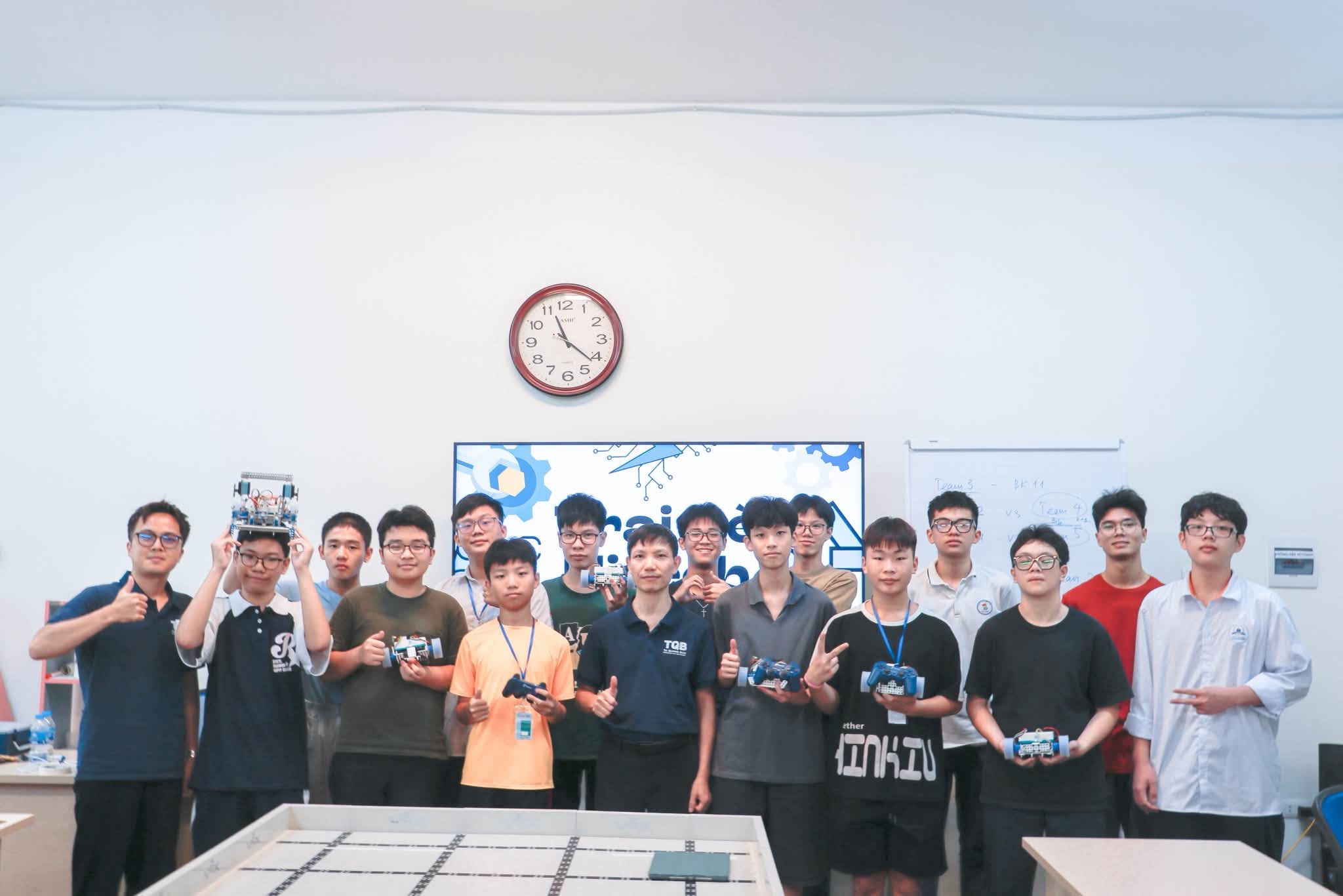 [TRẠI HÈ HI-TECH 2026] 1 TUẦN CHINH PHỤC MATRIX ROBOTICS
Nửa chặng đường đầu tiên của Hi-Tech Summer Camp 2026 đã chính thức khé [🤖🇻🇳]