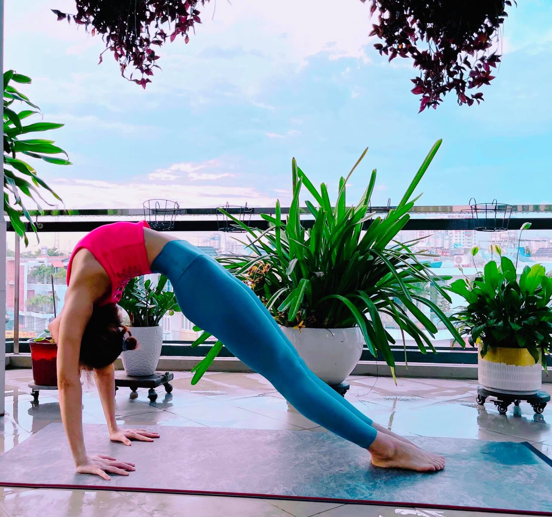 [🆕🇻🇳] Mây Yoga  🧘 Top1Yoga 🤸🏻‍♀️  Nắng bỏ đi nắng không về nữa
   Dốc cạn lòng chỉ thấy những cơn mưa 

P/s: Thưởng thức vài quả Lệ Chi xong tạo dáng yoga là rất khoẻ í quí dzị ạ