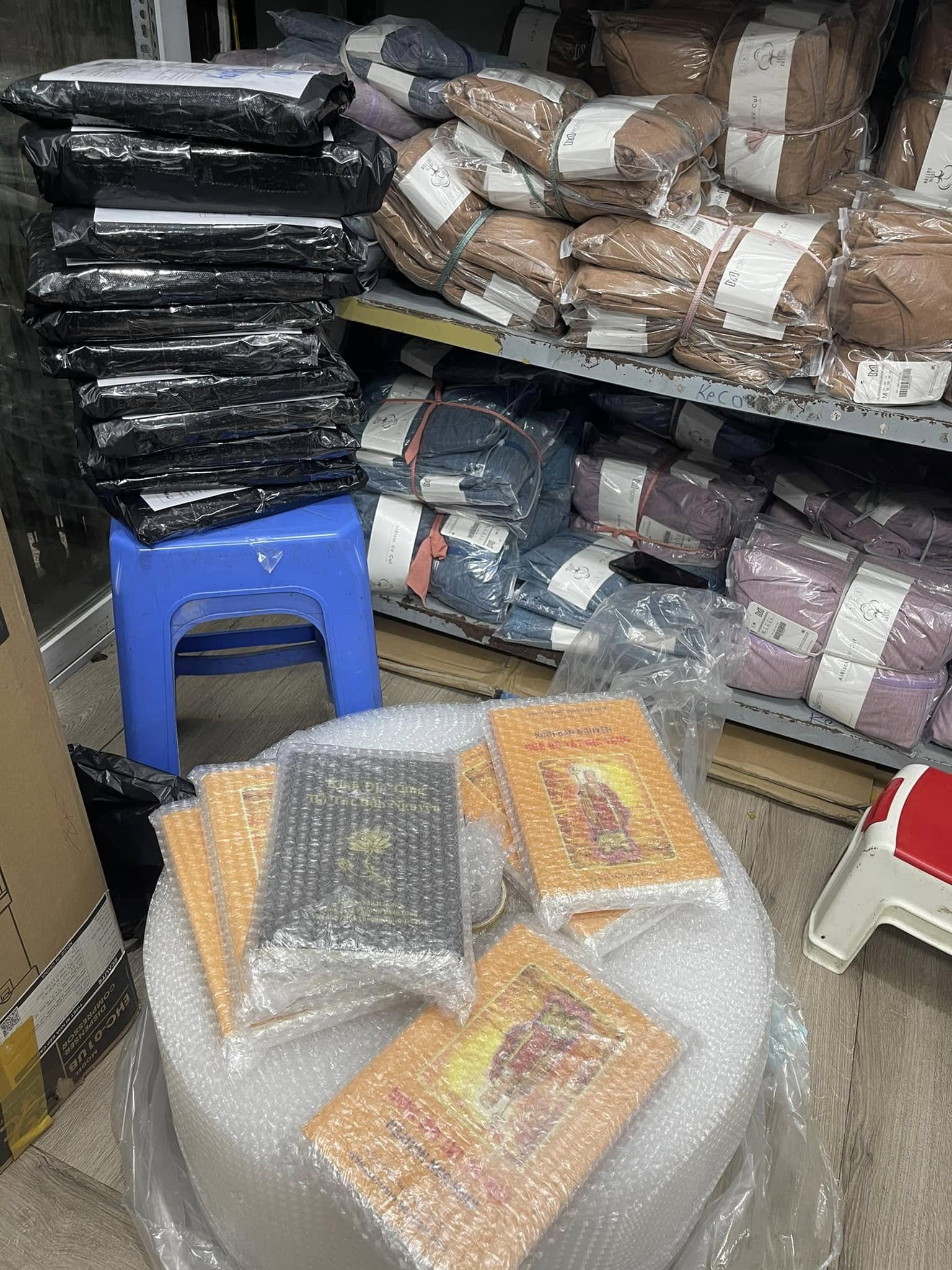 [🆕🇻🇳] Kho Buôn Hương Lê – Nhà máy sản xuất buôn lô hàng VNXK-Xuất dư,Oder hàng QCCC 👕 Top1Fashion 👗  Những cuốn kinh chuẩn bị xuất phát đến tay các quý phật tử,chúc cho quý phật tử tinh tấn tu tập,sớm ngày thành phật
Nam Mô Tinh Tấn Tạng Bồ Tát Ma Ha Tát