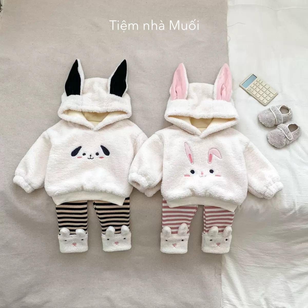 [🆕🇻🇳] Tiệm nhà Muối 🧘 Top1Yoga 🤸🏻‍♀️ 1 chiếc set quá hợp lý vào ngày gió mùa đây ạ
Vừa ấm vừa xinh là đây chứ đâu 
Sẵn sl ít size 7-13kg

Follow ngay kênh shopee Tiệm nhà Muối 
 
—————————