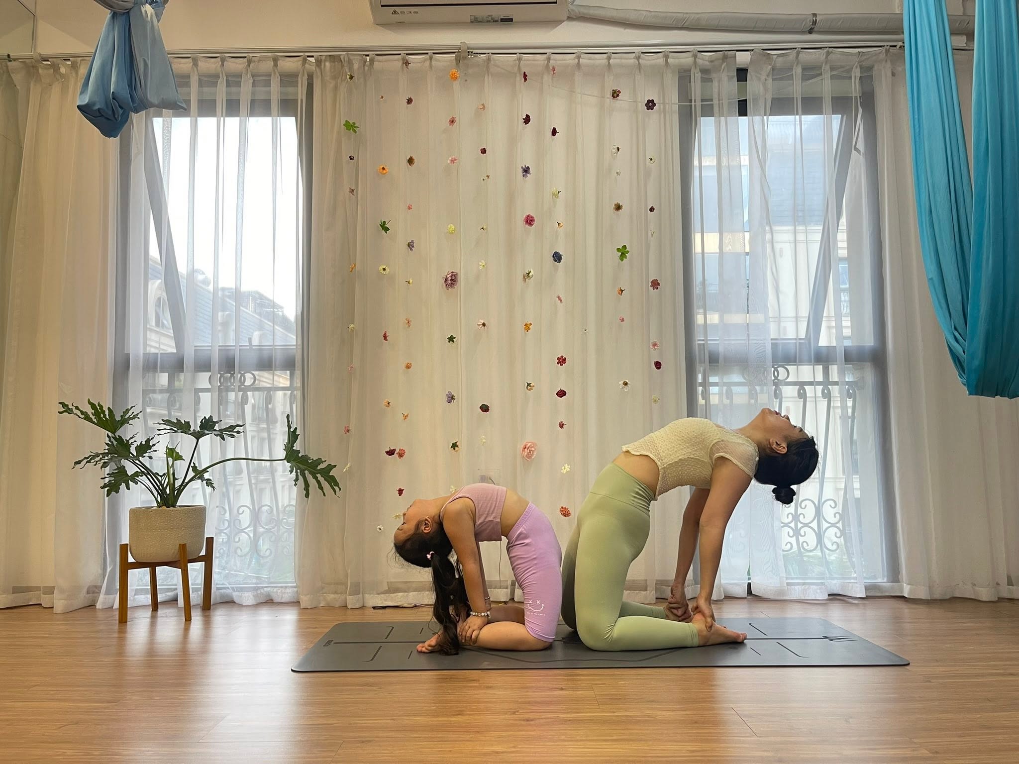 [🆕🇻🇳] Ann Studio – Aerial Yoga – YOGA | AERIAL | LYRA I SLING 🧘 Top1Yoga 🤸🏻‍♀️  KHAI GIẢNG LỚP YOGA KID MÙA HÈ 
Ba mẹ đang tìm một hoạt động hè vừa giúp con vận động, vừa hạn chế điện thoại/ipad và 

Lớp Yoga Kid kết hợp Yoga Bay & Yo