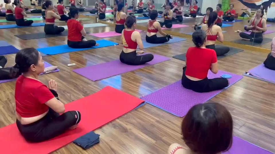 [🆕🇻🇳] FunFit Fitness & Yoga Center 🧘 Top1Yoga 🤸🏻‍♀️  YOGA CHO NGƯỜI LỚN TUỔI – KHỎE TỪ BÊN TRONG, VỮNG VÀNG MỖI NGÀY 

Tuổi tác không phải rào cản để bắt đầu tập luyện. Yoga là bộ môn nhẹ nhàng, phù hợp với