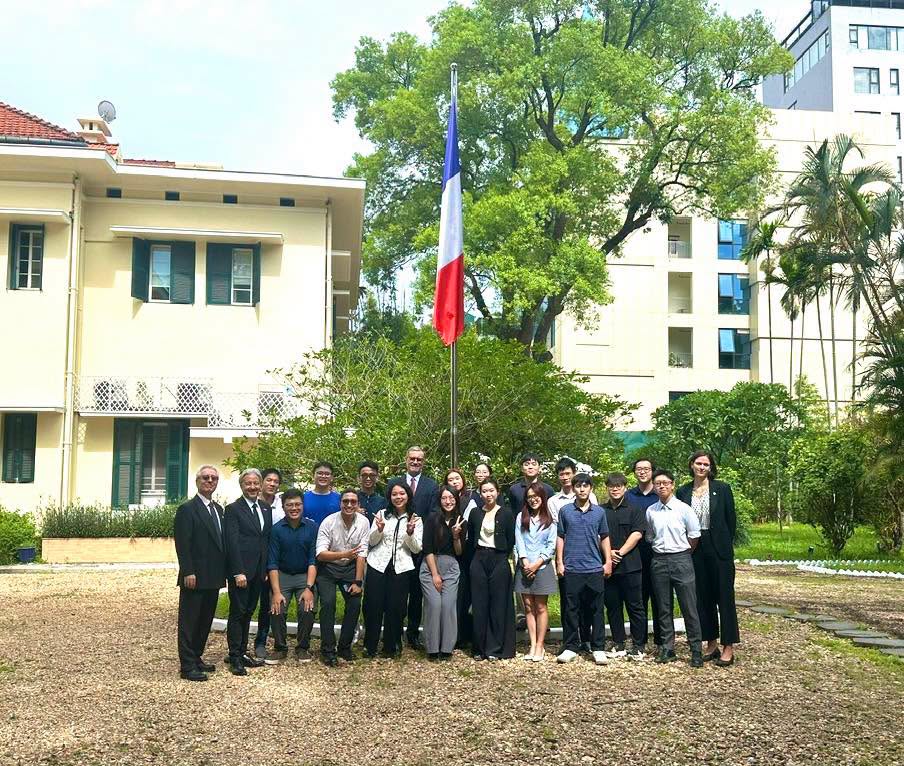 Chúc mừng các bạn sinh viên xuất sắc nhận học bổng France Excellence, Eiffel và FSMP 2026

  Đại sứ Pháp Olivier Brochet, bê 🧘 Top1Yoga 🤸🏻‍♀️[🆕🇻🇳]