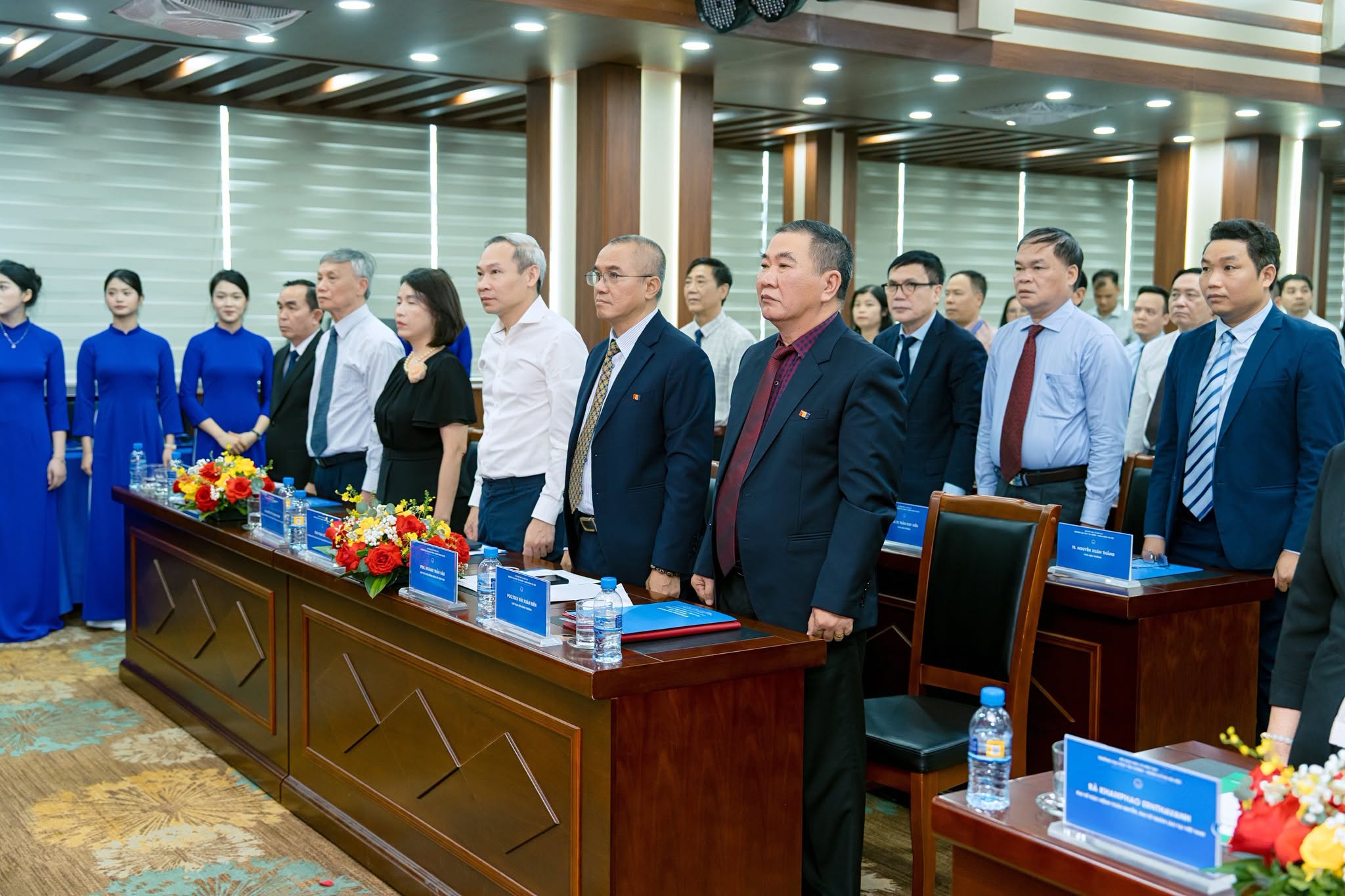 [🆕🇻🇳] Trường Đại học Tài chính – Ngân hàng Hà Nội 📚 Top1Learn 📕  TRƯỜNG ĐẠI HỌC TÀI CHÍNH – NGÂN HÀNG HÀ NỘI VINH DỰ ĐÓN NHẬN BẰNG KHEN CỦA PHÓ THỦ TƯỚNG CHÍNH PHỦ, BỘ TRƯỞNG BỘ TÀI CHÍNH NƯỚC CHDCND LÀO

 Ngày 22/6/202