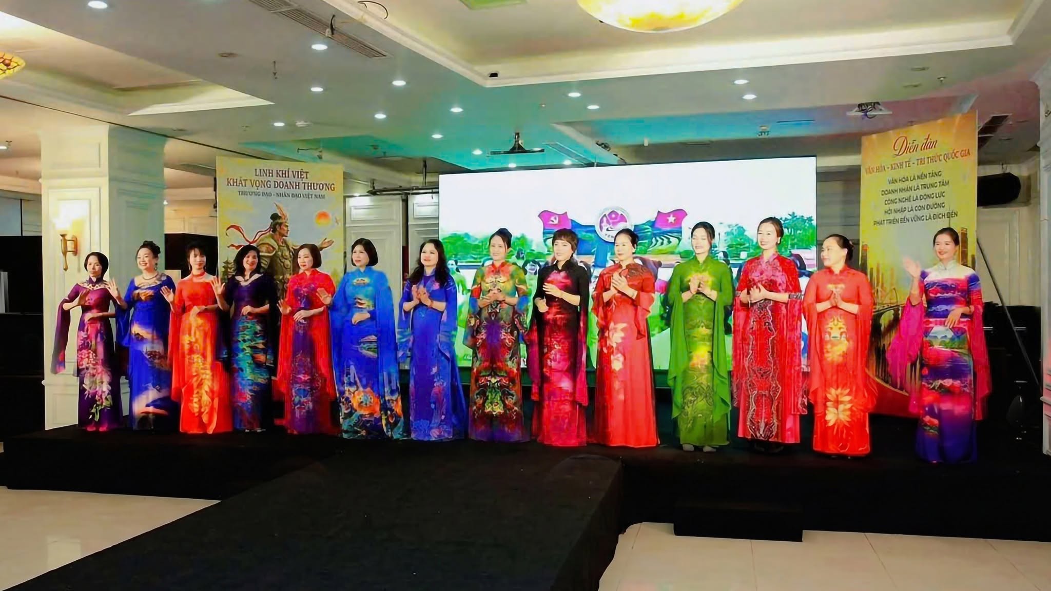 [🆕🇻🇳] SVF Academy – Đào tạo trực tiếp từ NTK ĐỖ TRỊNH HOÀI NAM và CÁC CỘNG SỰ  👕 Top1Fashion 👗    14 NHÀ THIẾT KẾ CỘNG ĐỒNG ÁO DÀI DI SẢN ĐỖ TRỊNH HOÀI NAM GÓP MẶT TẠI NGÀY HỘI VĂN HÓA DOANH NGHIỆP 4.0 VIỆT NAM

Sự hiện diện của BST Áo dài Di sản do 14