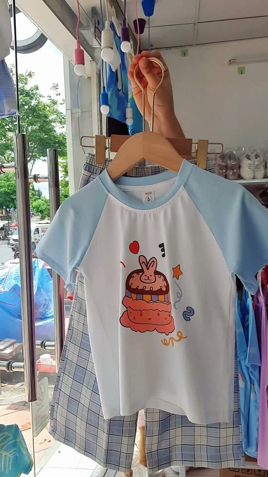 [🆕🇻🇳] Beekids – Quần Áo Trẻ Em & Phụ Kiện – Thời trang trẻ em BEE chuyên về quần áo trẻ em cao cấp cho bé từ 1-14 tuổi 🧑‍🧒👶 Bộ áo quần ống suông caro cho bé mặc đi chơi, đi học.  2 màu – màu nào cũng đẹp nè Mẹ