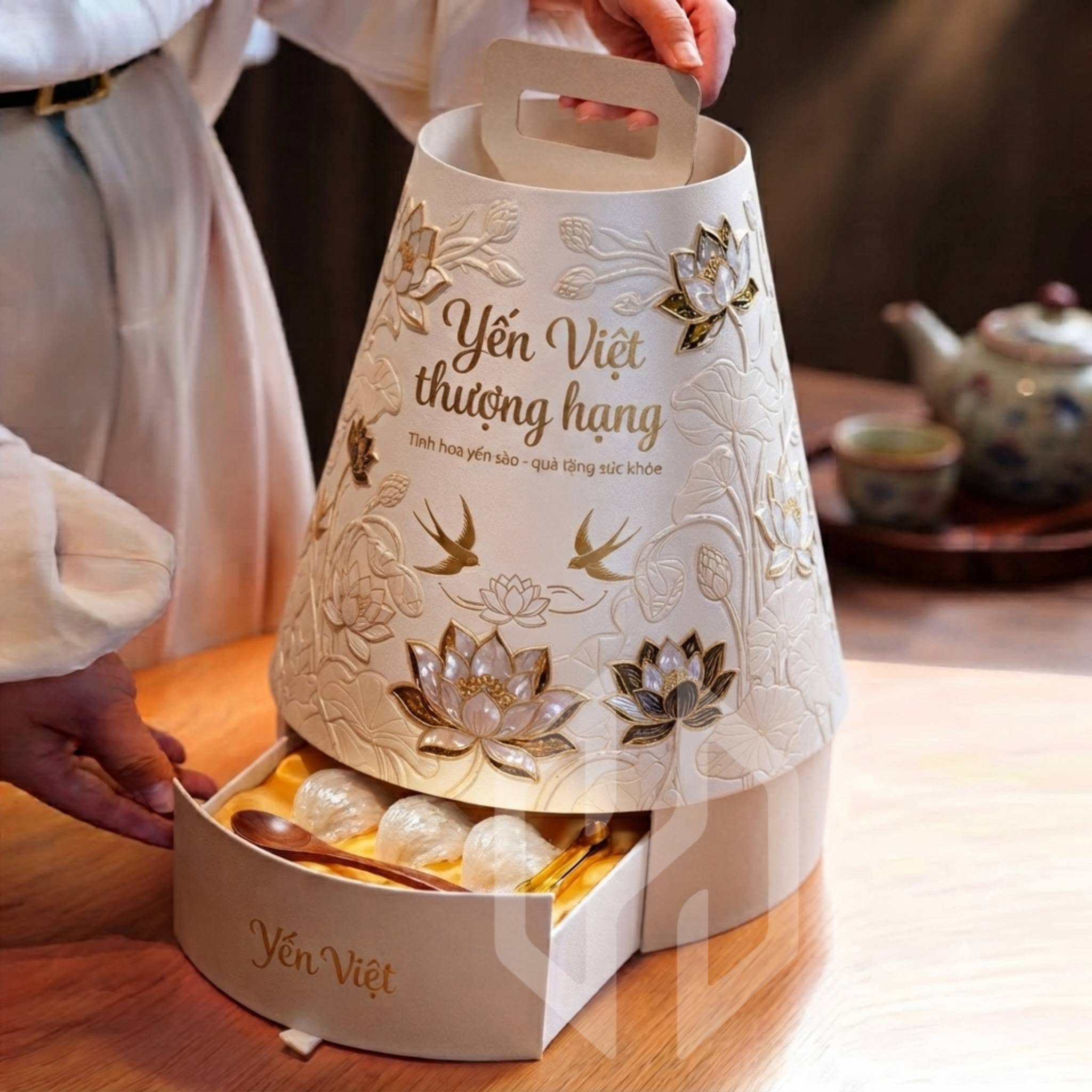 [🆕🇻🇳] Xưởng sản xuất hộp giấy, túi giấy kraft đẹp 🎨 Top1Designs ✨  ” HỘP YẾN ĐẸP NHƯNG KHÔNG ĐẠT CHUẨN IN – VÌ SAO?

Rất nhiều hộp yến nhìn bắt mắt trên màn hình,
nhưng khi cầm trên tay lại không tạo được niềm tin.
Vấn đề