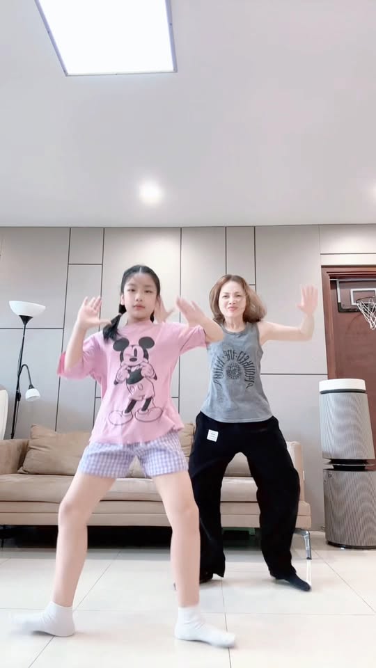 [🆕🇻🇳] Linh Cong Coach – Huấn luyện viên Dance chuyên nghiệp 🧘 Top1Yoga 🤸🏻‍♀️ Một bài nhảy không chỉ giúp ghi nhớ động tác mà còn rèn sự tự tin, khả năng phối hợp và tinh thần làm việc cùng tập thể.
Lớp nhảy hè vẫn đang nhận thêm học