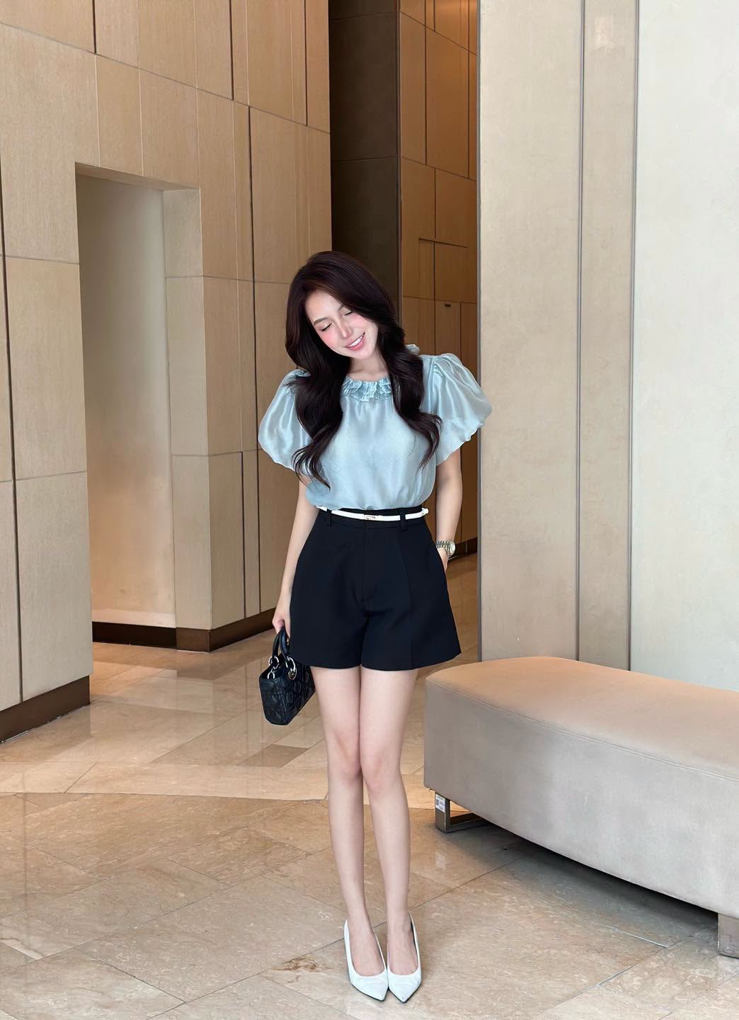 [🆕🇻🇳] Elly Clothing – Chuyên Nhận May Sỉ Và Lẻ Thời Trang Thiết Kế [🆕Top1Vietnam🇻🇳]  👕 Top1Fashion 👗  Sự kết hợp giữa chiếc blouse xanh pastel tay phồng mềm mại và quần short cạp cao thanh lịch mang đến tổng thể trẻ trung nhưng vẫn sang trọng. Dễ dàng đồng