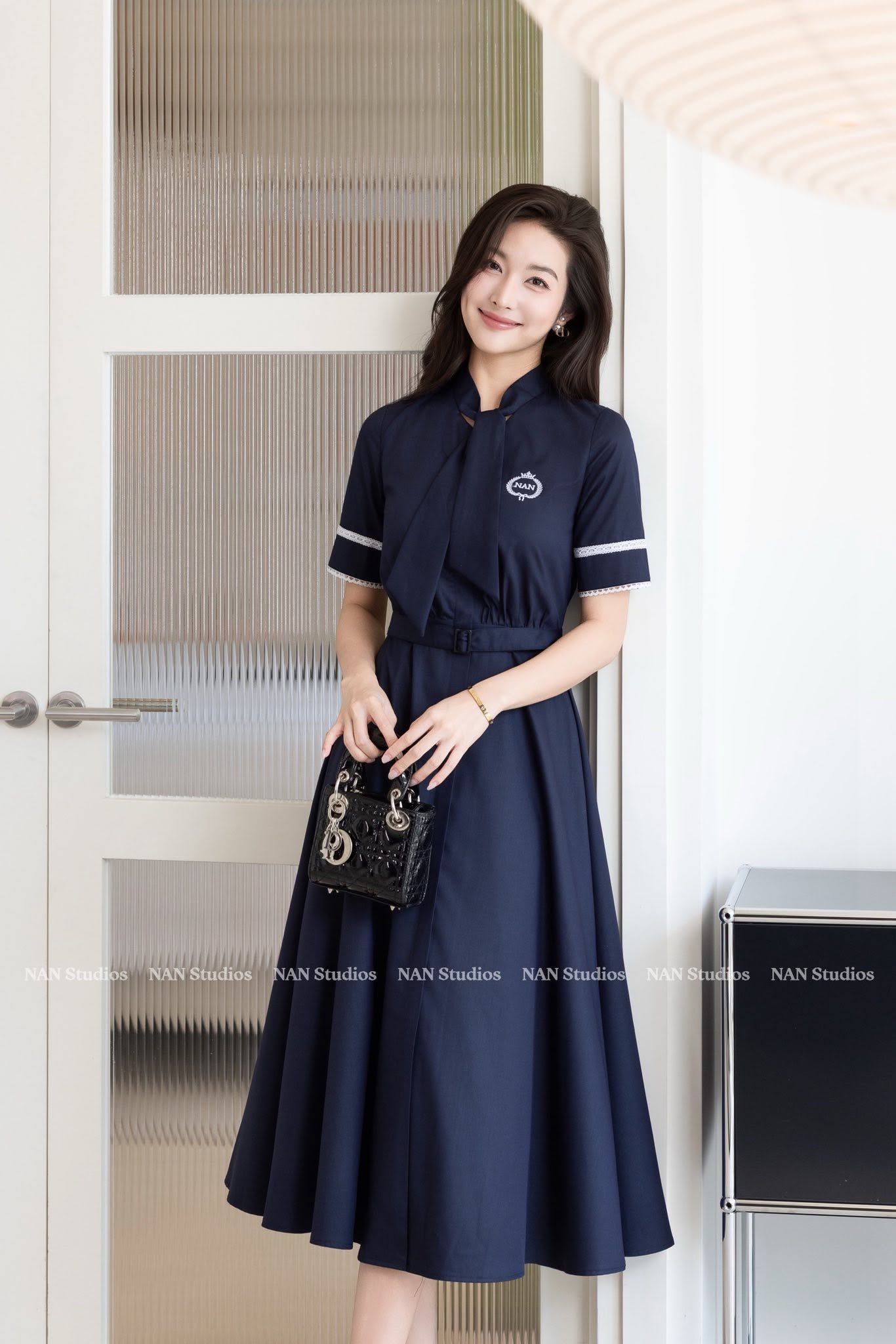[🆕🇻🇳] NAN Studios – Diện mạo tinh tế, phong thái chuyên nghiệp –  👕 Top1Fashion 👗   𝐂𝐞𝐥𝐞𝐬𝐭𝐢𝐧𝐞 𝐃𝐫𝐞𝐬𝐬

Celestine Dress mang vẻ đẹp thanh lịch vượt thời gian với gam navy trầm sang. Thiết kế cổ nơ mềm mại kết hợp đường chiết eo tinh tế giúp t