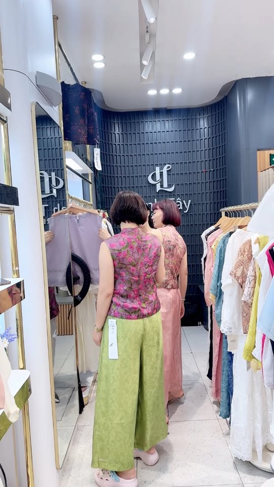 [🆕🇻🇳] LINH TÂY STORE – Cửa hàng quần áo nữ  👕 Top1Fashion 👗   Khách Linh xinh đẹp cỡ này! Hàng sẵn tại #254 Cầu Giấy! Các chị qua ngay làm đẹp với Linh ạ!’
#linhtaystore #AKI6686