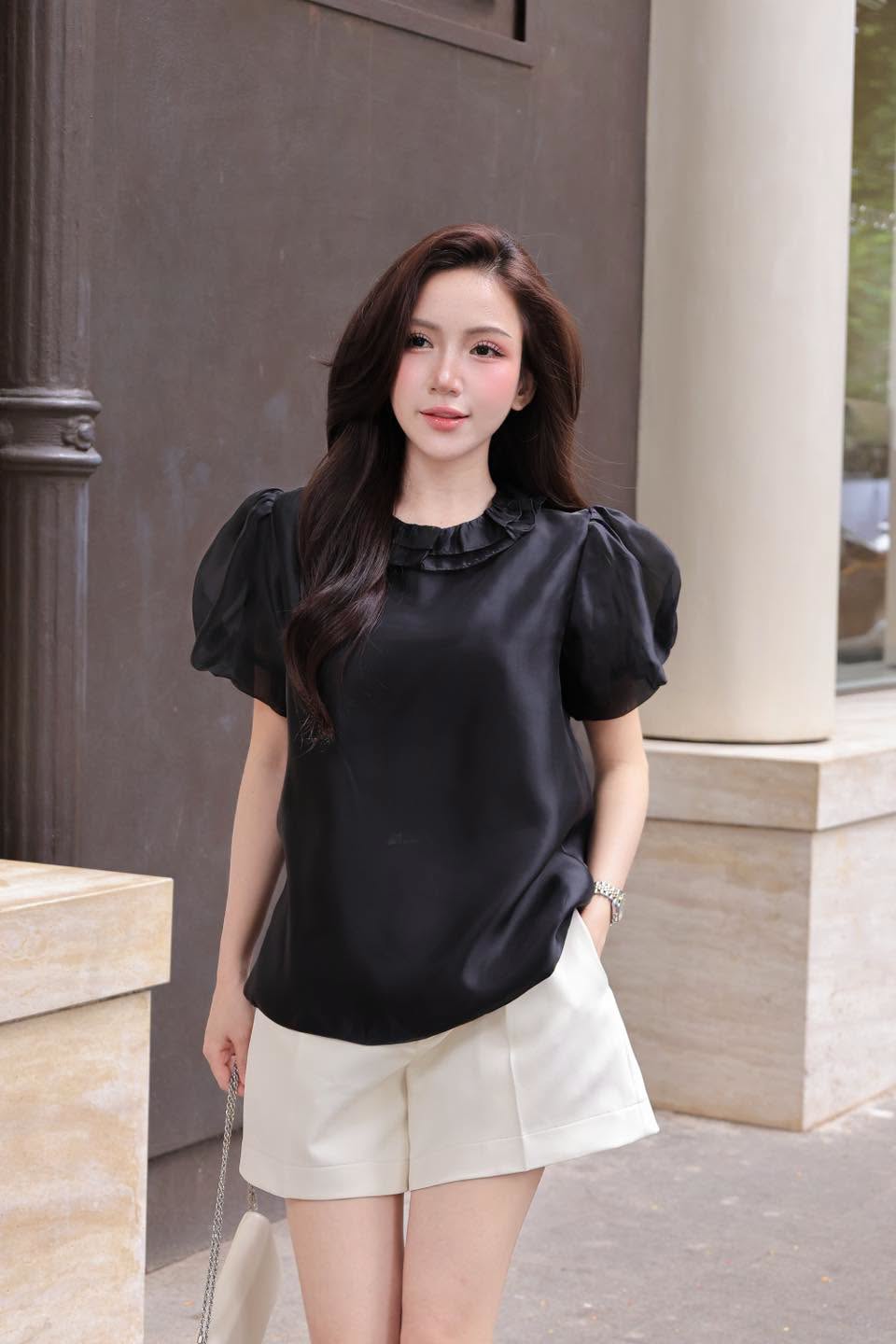 [🆕🇻🇳] Elly Clothing – Chuyên Nhận May Sỉ Và Lẻ Thời Trang Thiết Kế [🆕Top1Vietnam🇻🇳]  👕 Top1Fashion 👗  Một chiếc áo đen không chỉ là món đồ cơ bản trong tủ đồ, mà còn là biểu tượng của sự thanh lịch vượt thời gian.
Thiết kế tay phồng nhẹ kết hợp phần cổ bèo