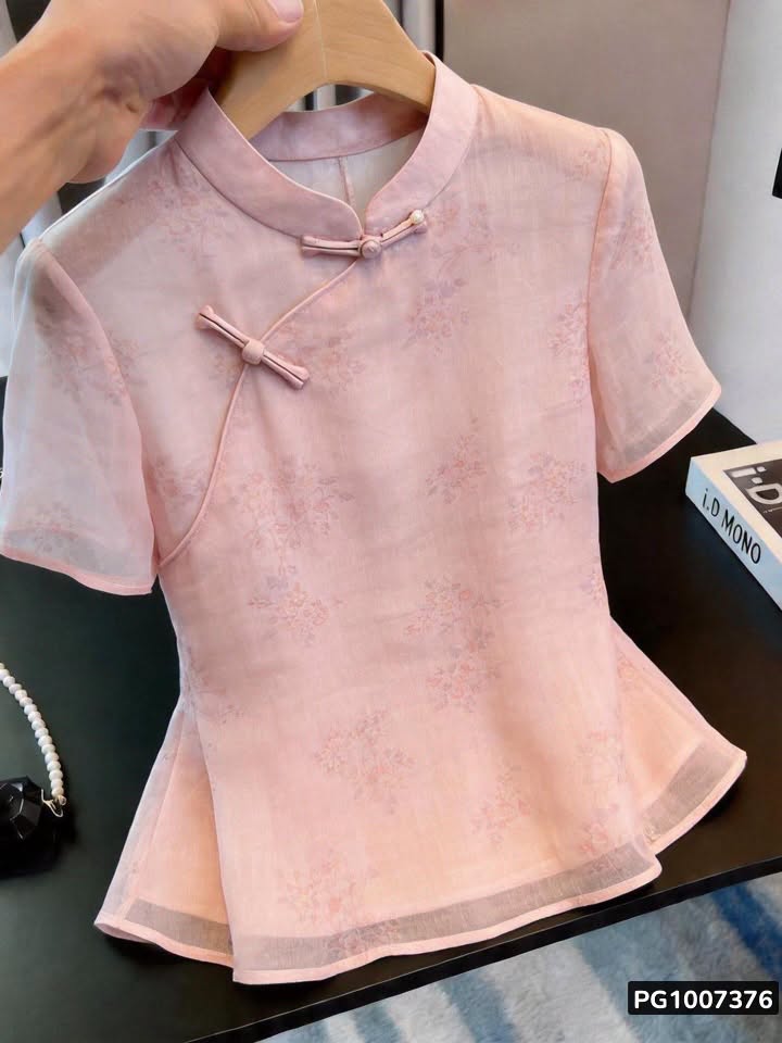 [🆕🇻🇳] Shop Đẹp VN VI – Trang phục – quần áo   👕 Top1Fashion 👗   MS PG1007376
Áo kiểu dáng sườn xám cách tân tông hồng phấn dịu dàng, trang nhã.
Họa tiết hoa nhí chìm tinh tế kết hợp khuy cài ngọc trai sang trọng.
Chất l
