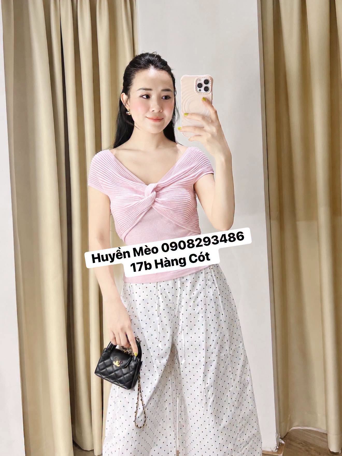 [🆕🇻🇳] TỔNG KHO ĐẸP SHOP 👕 Top1Fashion 👗  1 set đồ nhìn là mê dành cho ai thích style nhẹ nhàng nhưng vẫn cực kỳ sang xịn 
Áo xoắn ngực tôn dáng, hack vai cổ siêu xinh kết hợp cùng quần suông chấm