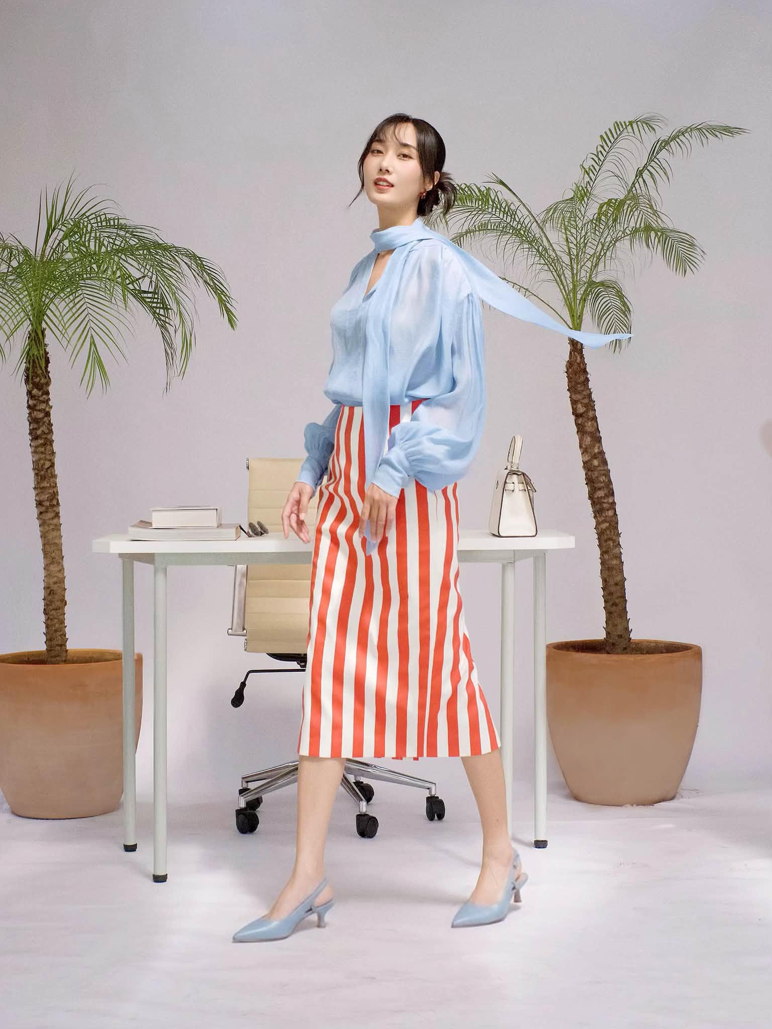 [🆕🇻🇳] Première – Cửa hàng thời trang cổ điển  👕 Top1Fashion 👗   𝗦𝘂𝗺𝗺𝗲𝗿 𝗜𝗻 𝗖𝗼𝗹𝗼𝗿 – Một ánh nhìn chạm vào sắc màu, mùa hè lập tức khẽ bừng lên.

Sắc xanh tím dịu mát đặt cạnh gam cam rực rỡ và chấm bi nâu trắng, tạo nên t