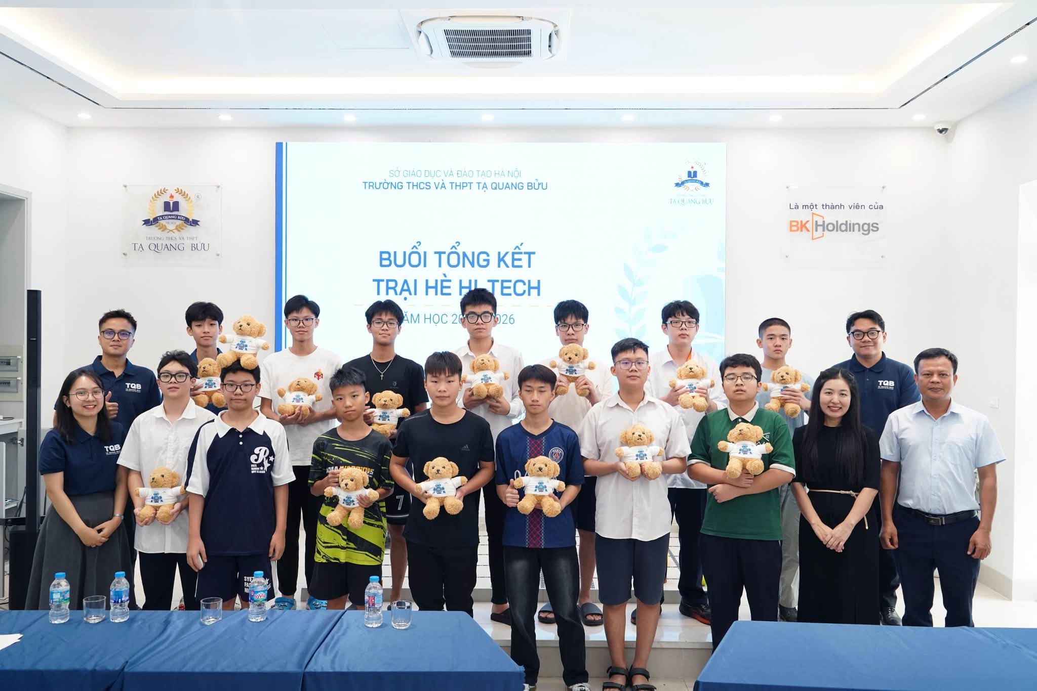 [RECAP] LỄ TỔNG KẾT & TRAO THƯỞNG: KHÉP LẠI 2 TUẦN ĐÁNG NHỚ TẠI HI-TECH SUMMER CAMP 2026 
Hành trình trải nghiệm đầy ắp niềm vu [🤖🇻🇳]