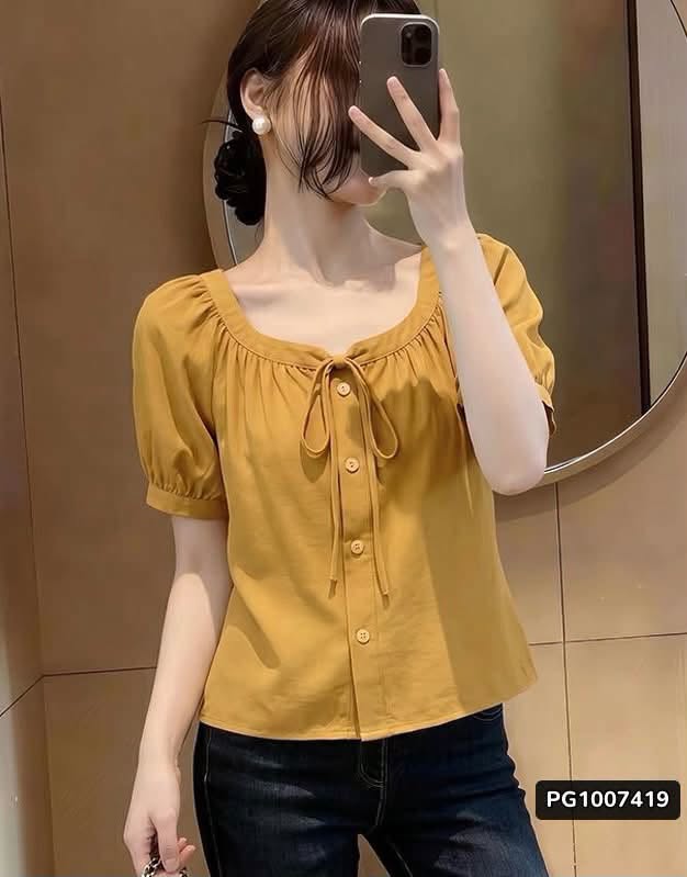 [🆕🇻🇳] Shop Đẹp VN VI – Trang phục – quần áo   👕 Top1Fashion 👗   MS PG1007419
Áo kiểu cổ vuông bo chun màu vàng mù tạt trẻ trung và nổi bật.
Điểm nhấn thắt nơ trước ngực cùng hàng khuy cài tạo nên nét nữ tính.
Dáng áo su