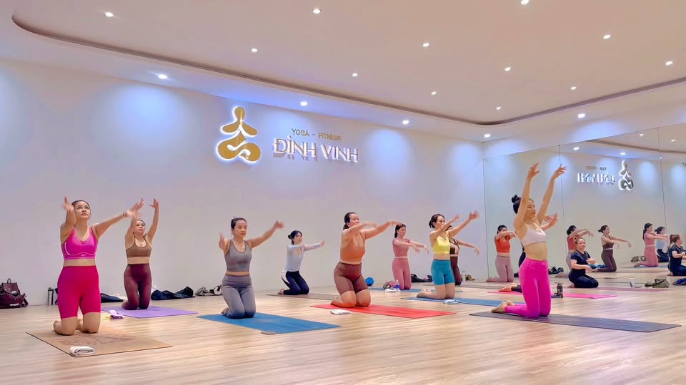 [🆕🇻🇳] Yoga – Fitness Đình Vinh – GYM – YOGA – ZUMBA – AEROBIC – MÚA CỔ TRANG – DANCE KID 🧘 Top1Yoga 🤸🏻‍♀️  Lên thảm. Hít sâu. Flow hết mình 

Có bao nhiêu sức chiến hết bấy nhiêu sức nha các bạn 

Nếu bạn yêu yoga , yêu âm nhạc thì nhanh tay đăng ký nhé !

Lịch